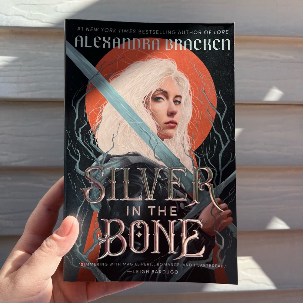 📚 4/25$ 📚 Silver in the Bone Book by Alexandra Bracken